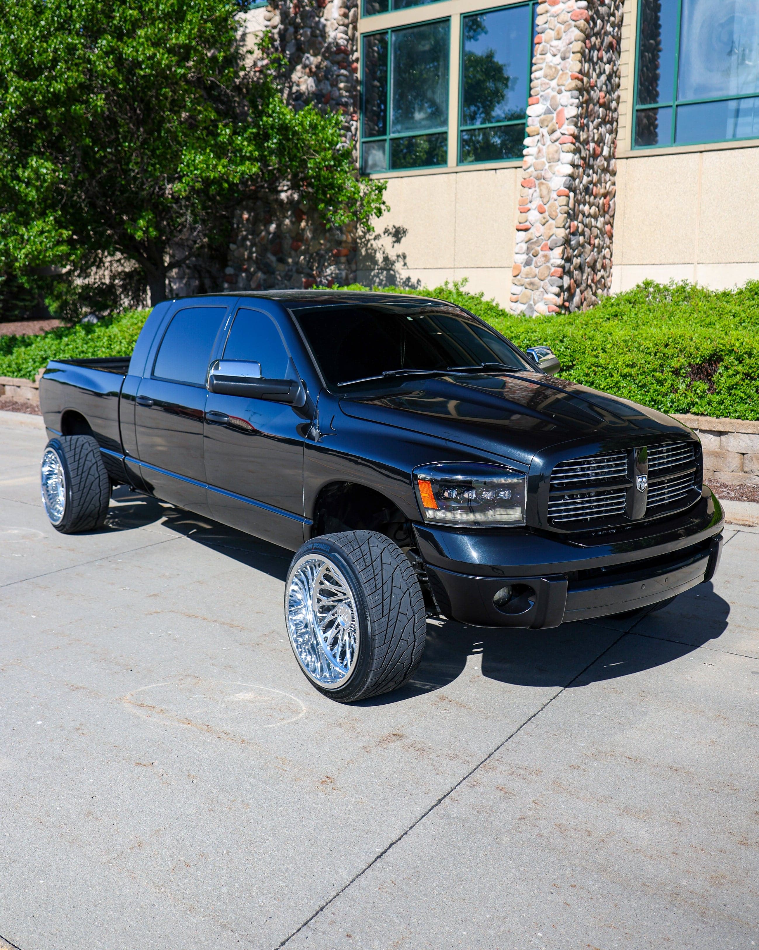 2007 Dodge Ram 2500 Mega Cab — photo 3